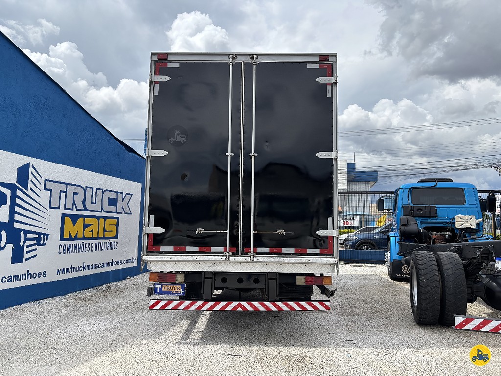 Caminhão MERCEDES BENZ MB 815 Baú Furgão ANO 2016 de Truck Mais Caminhões no Paraná