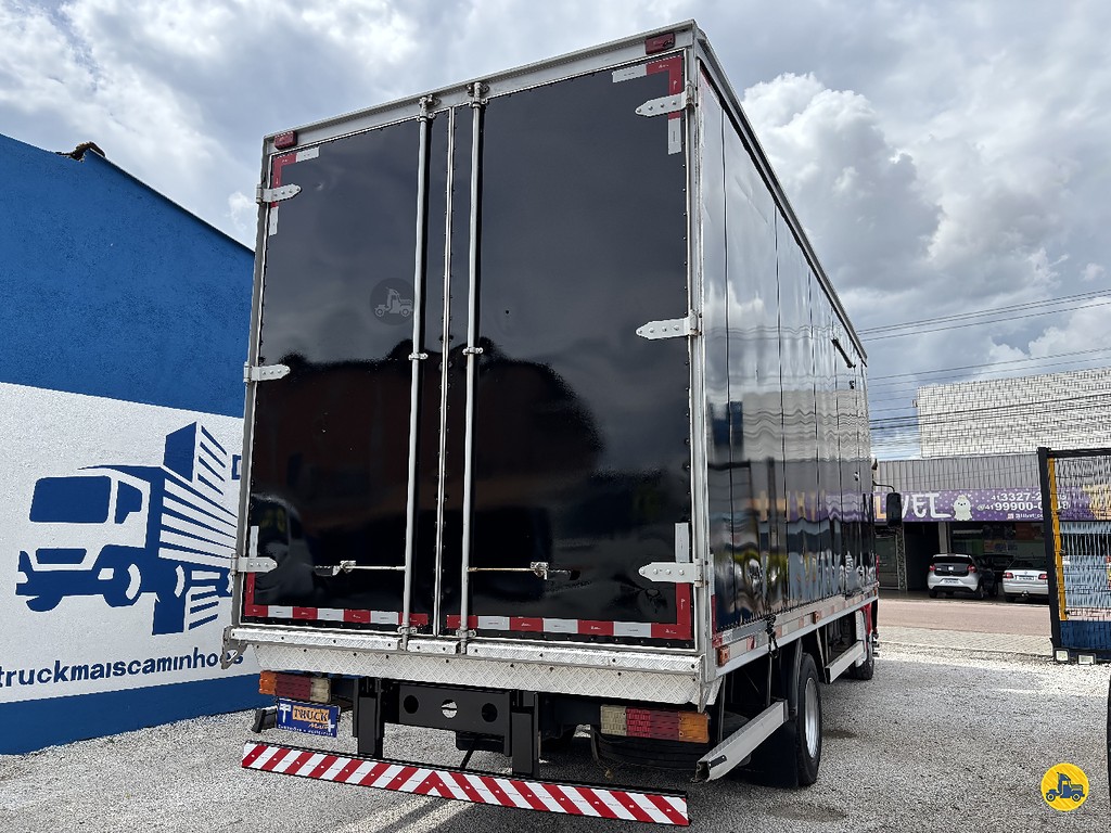 Caminhão MERCEDES BENZ MB 815 Baú Furgão ANO 2016 de Truck Mais Caminhões no Paraná