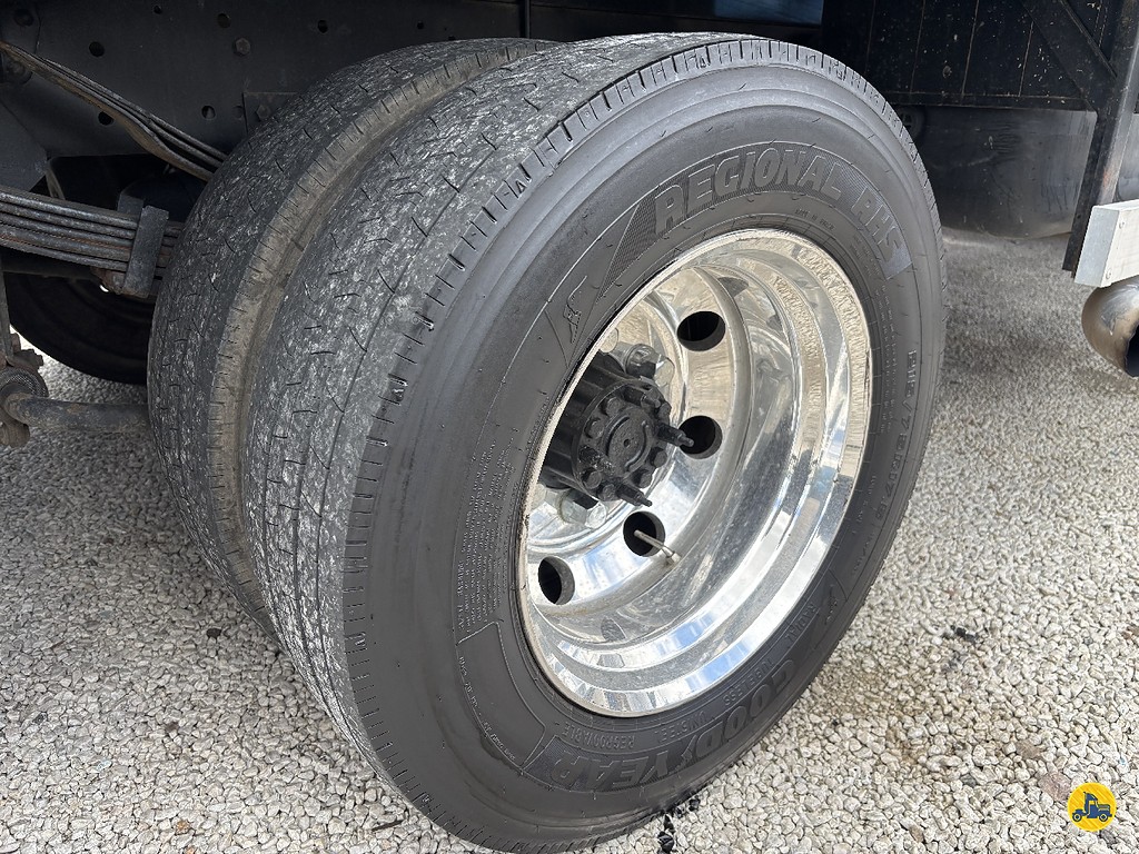 Caminhão VOLKSWAGEN VW 8120 Carroceria ANO 2005 de Truck Mais Caminhões no Paraná