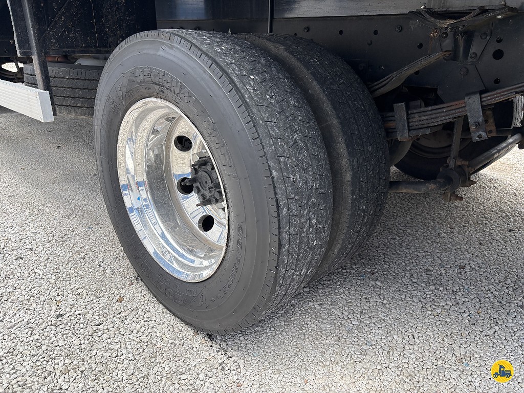 Caminhão VOLKSWAGEN VW 8120 Carroceria ANO 2005 de Truck Mais Caminhões no Paraná