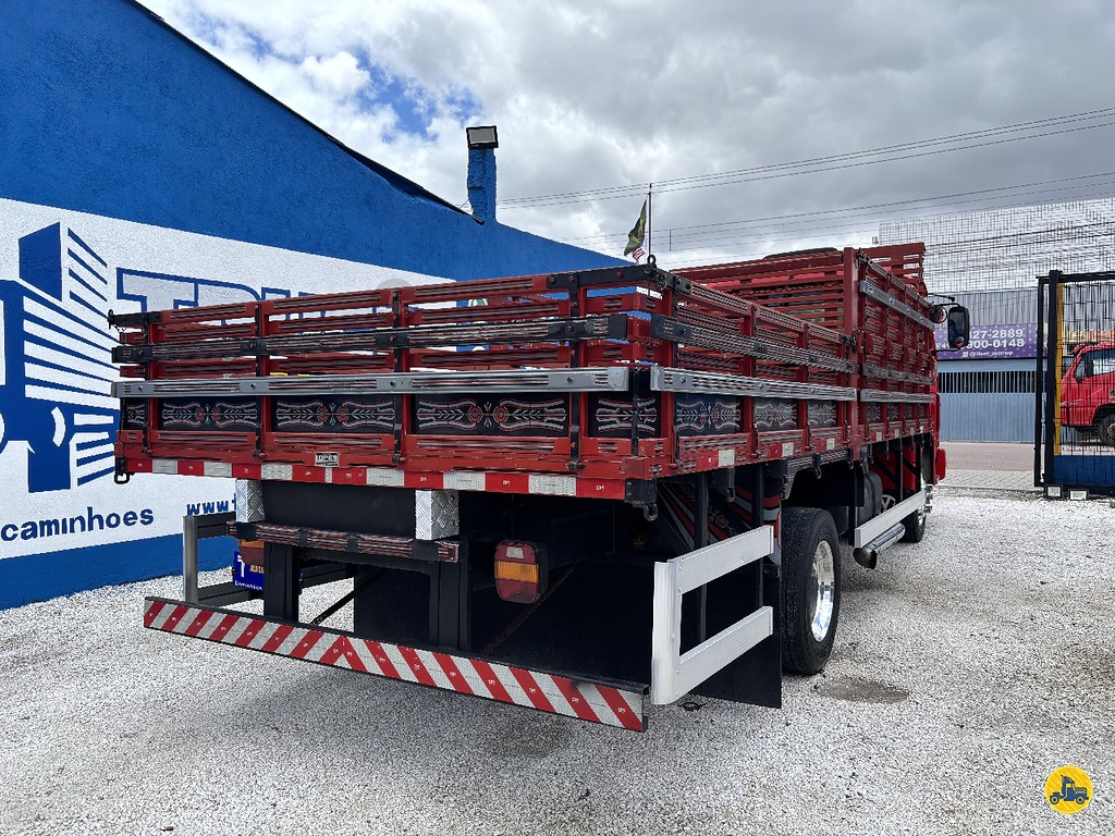 Caminhão VOLKSWAGEN VW 8120 Carroceria ANO 2005 de Truck Mais Caminhões no Paraná