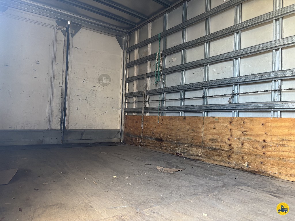 Caminhão AGRALE 8500&nbsp;CD Baú Furgão + Plataforma Elevatória ANO 2009 de Truck Mais Caminhões no Paraná