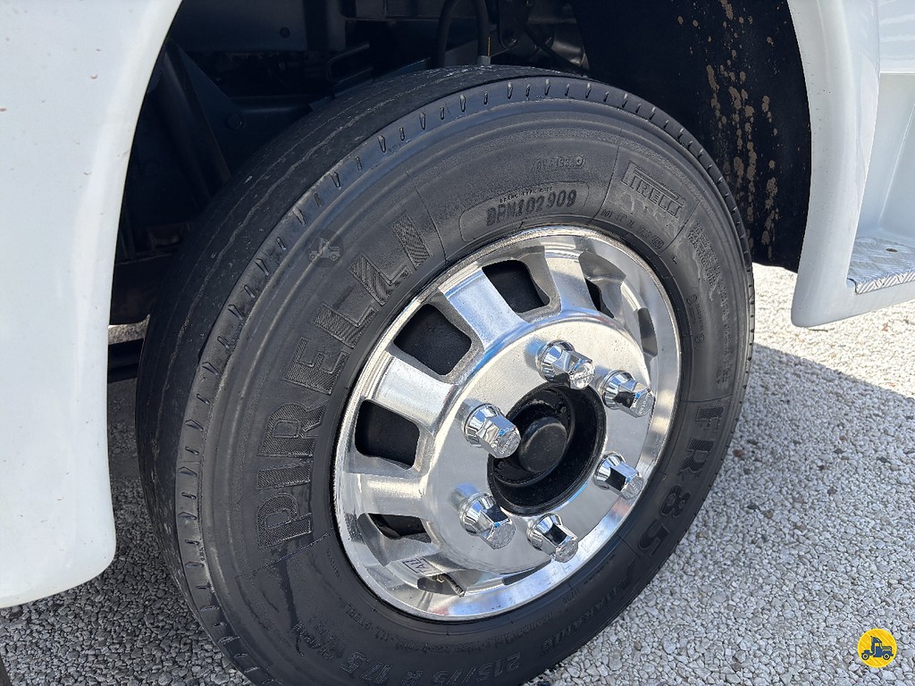 Caminhão AGRALE 8500&nbsp;CD Baú Furgão + Plataforma Elevatória ANO 2009 de Truck Mais Caminhões no Paraná