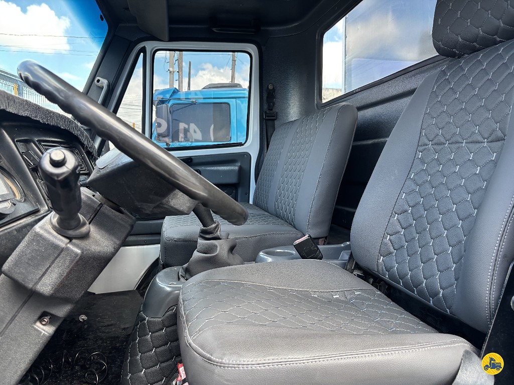 Caminhão AGRALE 8500&nbsp;CD Baú Furgão + Plataforma Elevatória ANO 2009 de Truck Mais Caminhões no Paraná