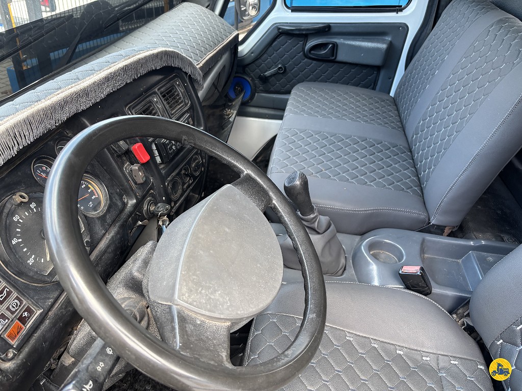 Caminhão AGRALE 8500&nbsp;CD Baú Furgão + Plataforma Elevatória ANO 2009 de Truck Mais Caminhões no Paraná