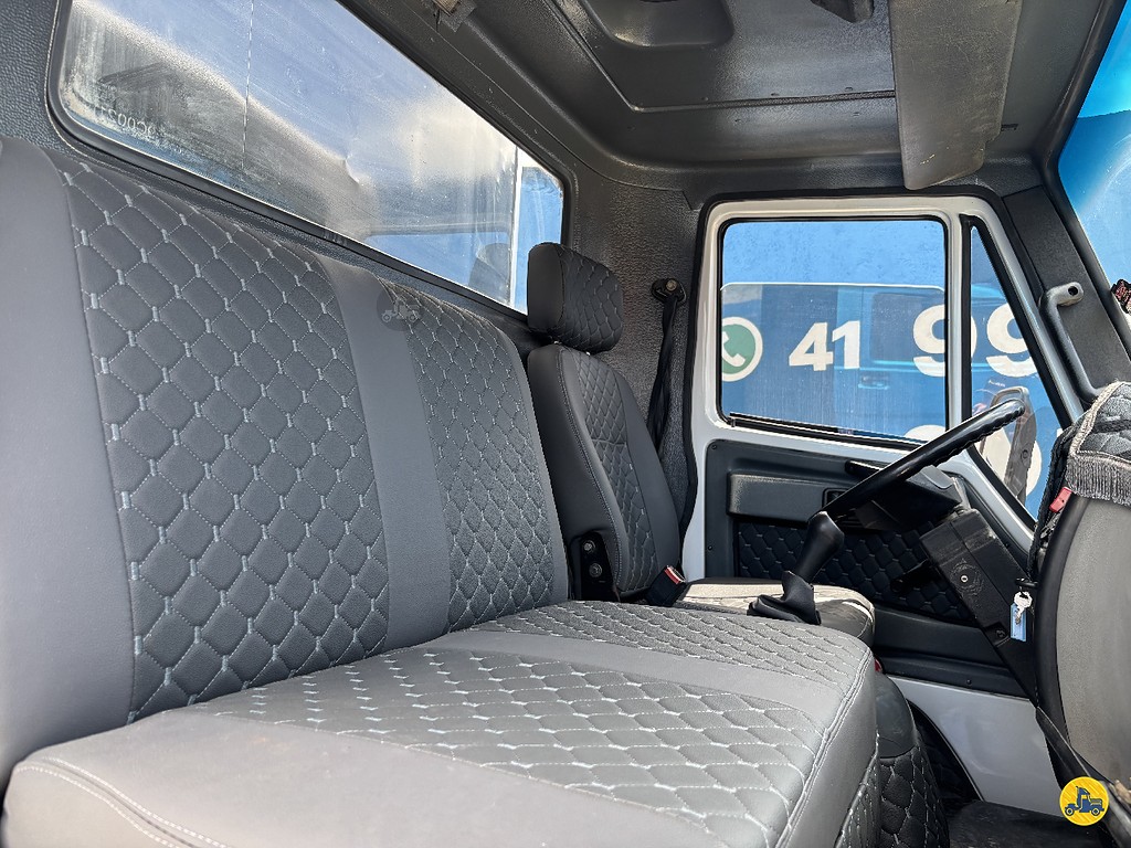 Caminhão AGRALE 8500&nbsp;CD Baú Furgão + Plataforma Elevatória ANO 2009 de Truck Mais Caminhões no Paraná