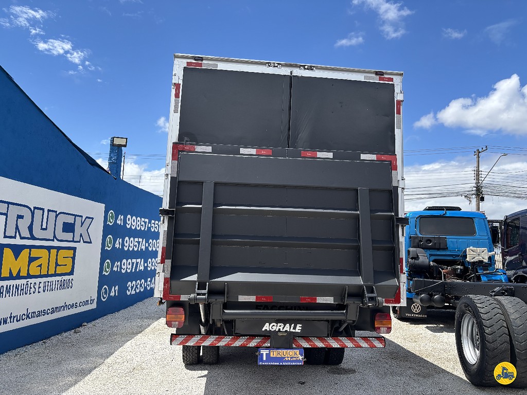 Caminhão AGRALE 8500&nbsp;CD Baú Furgão + Plataforma Elevatória ANO 2009 de Truck Mais Caminhões no Paraná