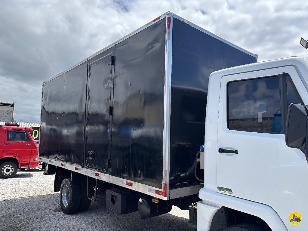 Caminhão AGRALE 8500&nbsp;CD Baú Furgão + Plataforma Elevatória ANO 2009 de Truck Mais Caminhões no Paraná