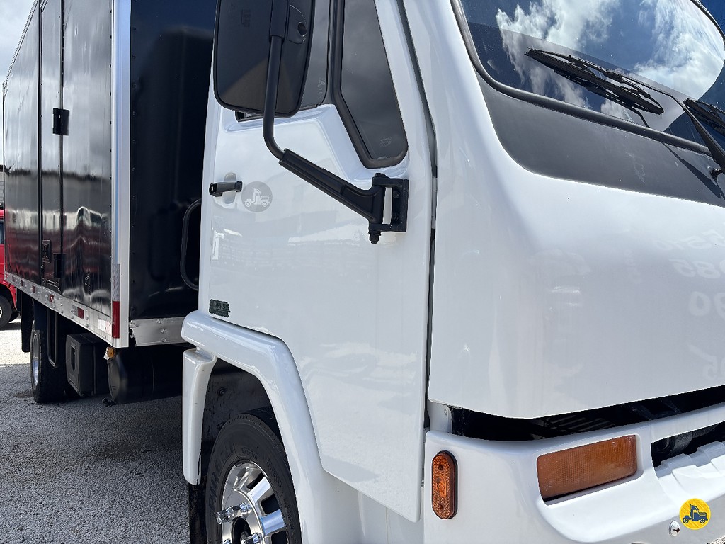 Caminhão AGRALE 8500&nbsp;CD Baú Furgão + Plataforma Elevatória ANO 2009 de Truck Mais Caminhões no Paraná