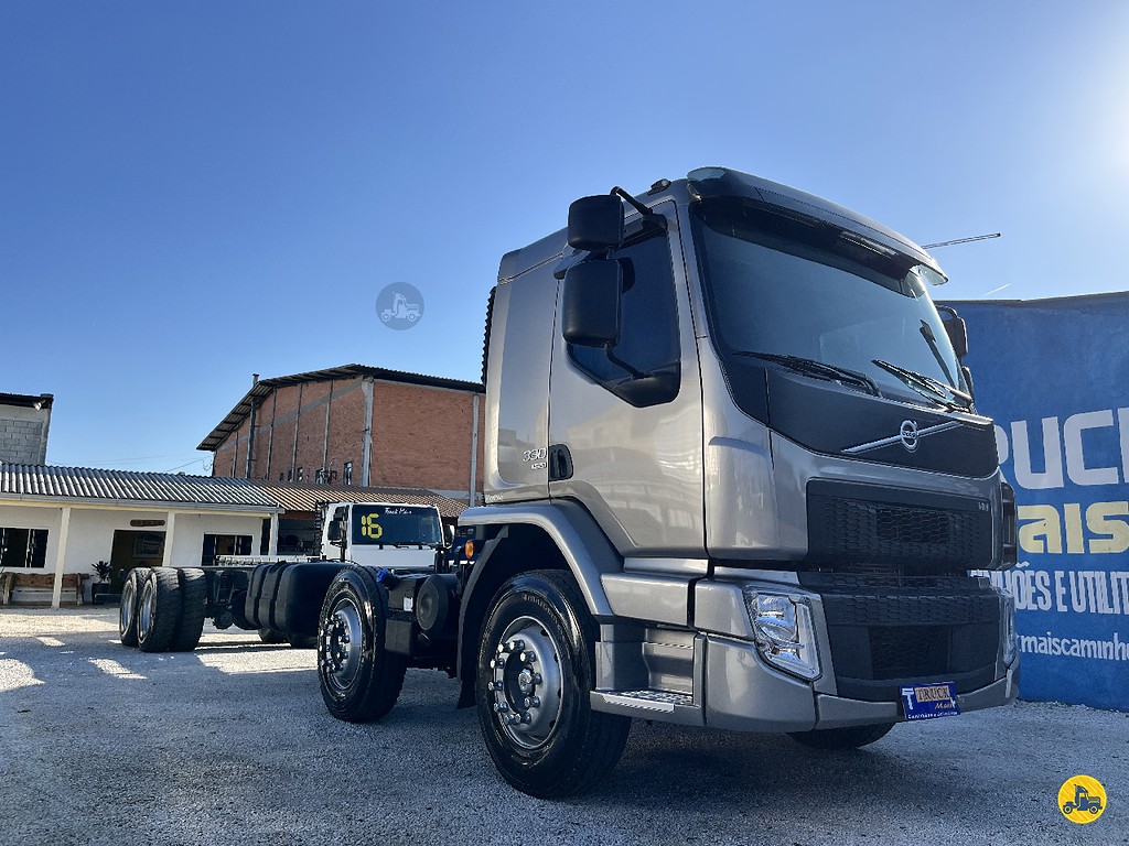 Caminhão VOLVO VM 330 Chassis ANO 2022 de Truck Mais Caminhões no Paraná
