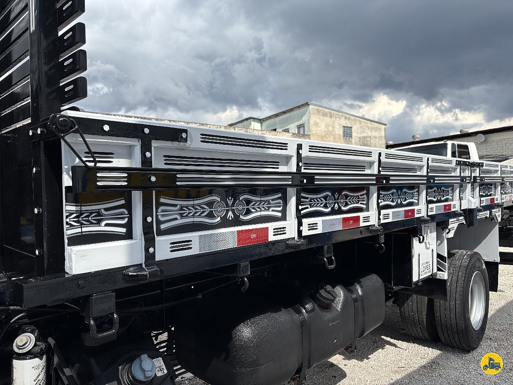 Caminhão MERCEDES BENZ MB 1016 Carga Seca ANO 2016 de Truck Mais Caminhões no Paraná