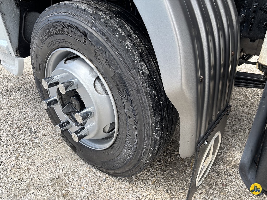 Caminhão MERCEDES BENZ MB 1016 Carga Seca ANO 2016 de Truck Mais Caminhões no Paraná