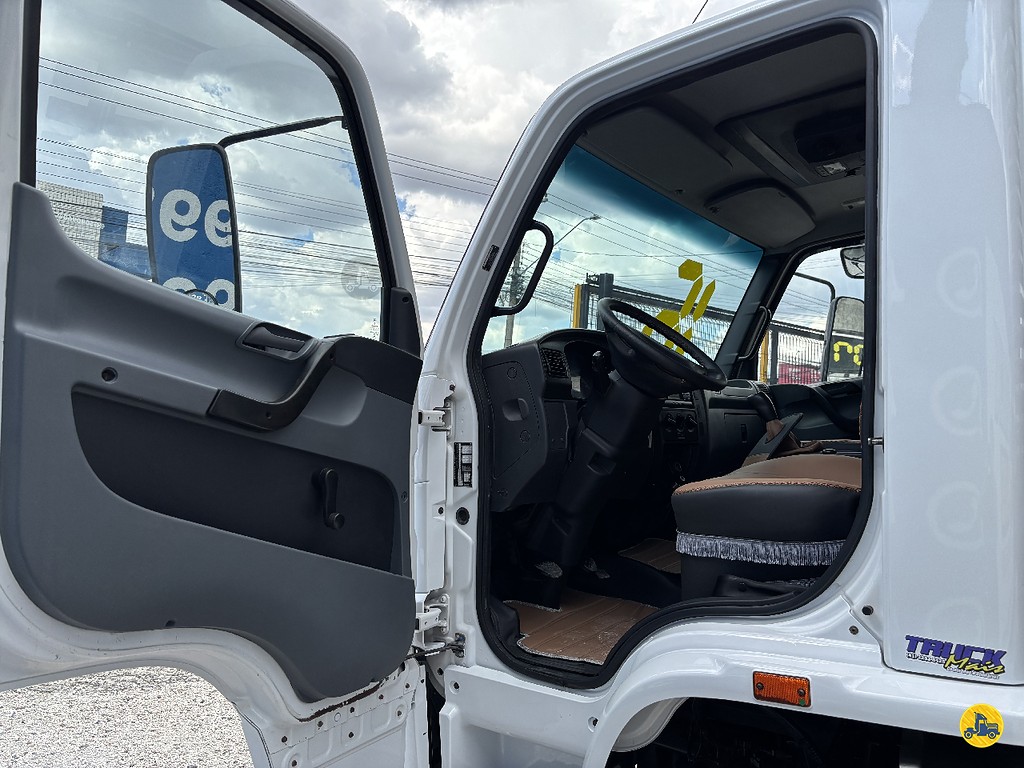 Caminhão MERCEDES BENZ MB 1016 Carga Seca ANO 2016 de Truck Mais Caminhões no Paraná