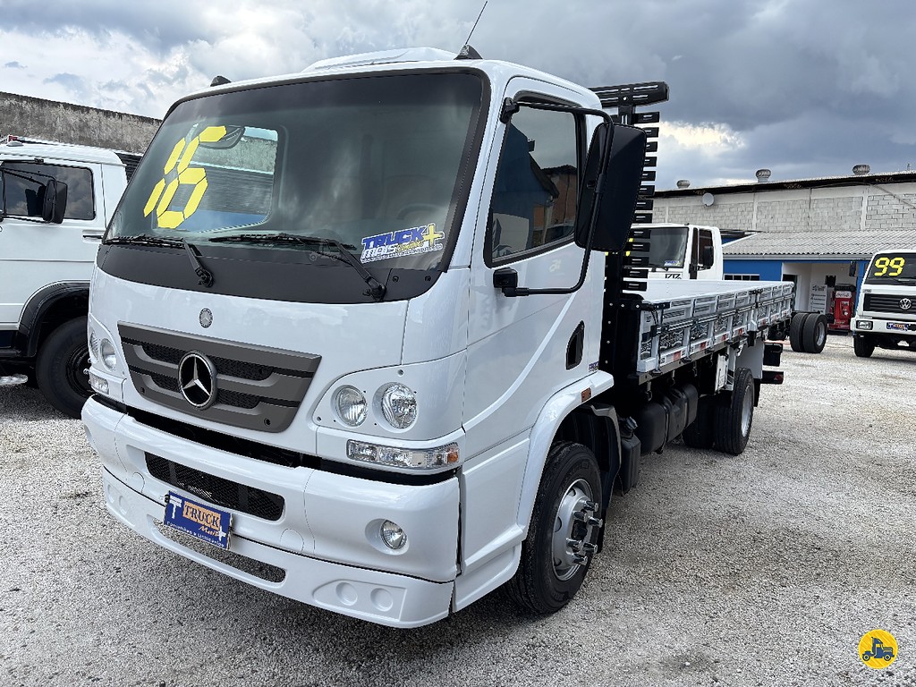Caminhão MERCEDES BENZ MB 1016 Carga Seca ANO 2016 de Truck Mais Caminhões no Paraná