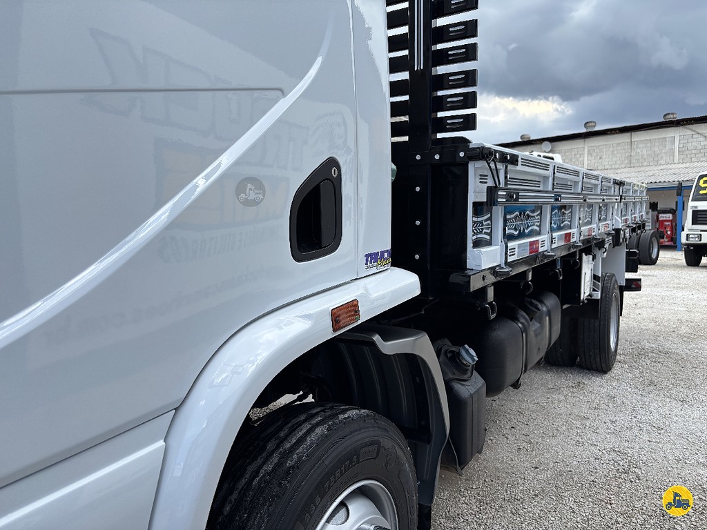 Caminhão MERCEDES BENZ MB 1016 Carga Seca ANO 2016 de Truck Mais Caminhões no Paraná