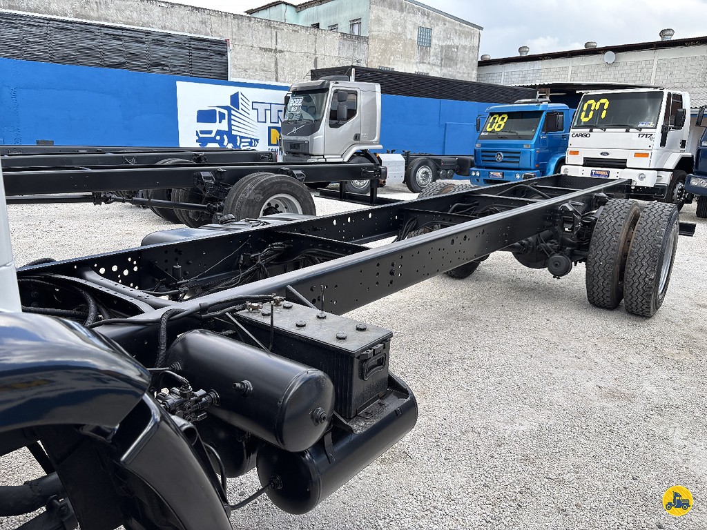 Caminhão VOLKSWAGEN VW 13150 Chassis ANO 2001 de Truck Mais Caminhões no Paraná