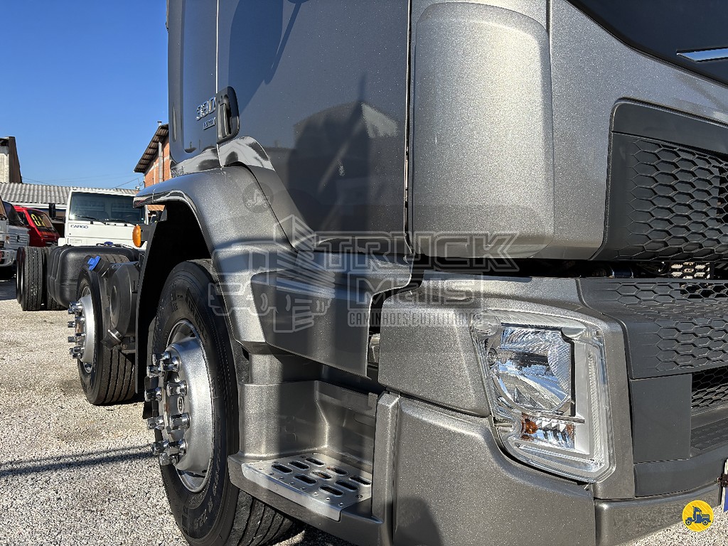 Caminhão VOLVO VM 330 Chassis ANO 2022 de Truck Mais Caminhões no Paraná
