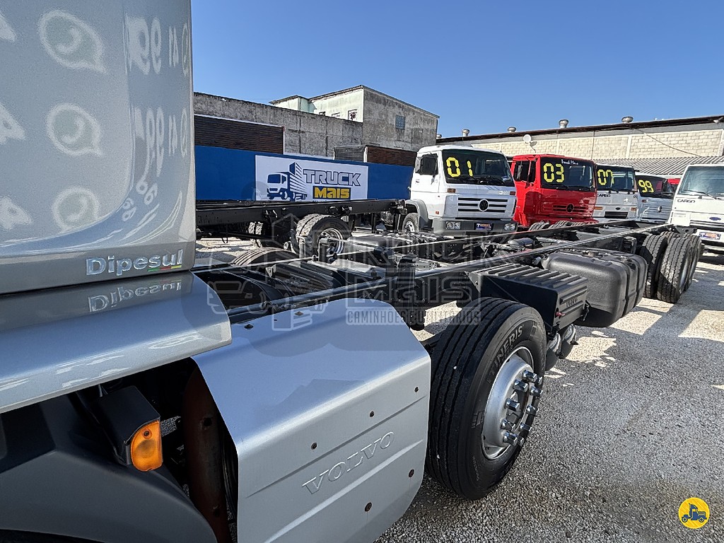 Caminhão VOLVO VM 330 Chassis ANO 2022 de Truck Mais Caminhões no Paraná