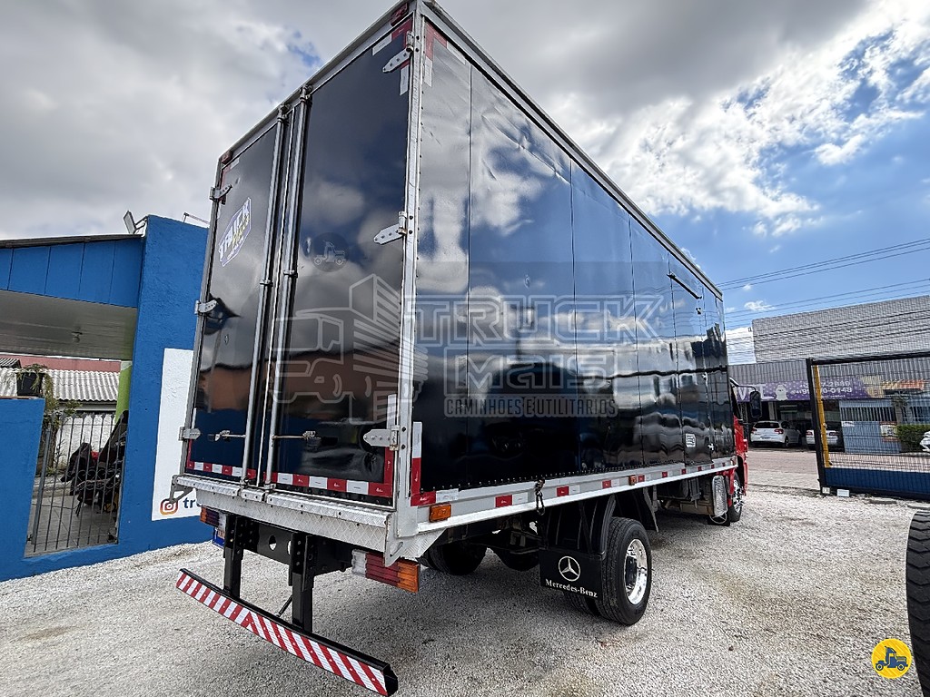 Caminhão MERCEDES BENZ MB 815 Baú Furgão ANO 2016 de Truck Mais Caminhões no Paraná