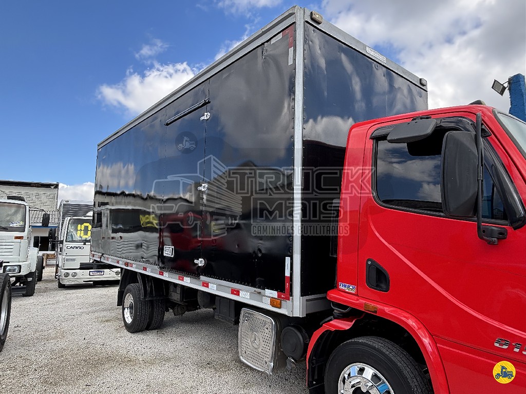 Caminhão MERCEDES BENZ MB 815 Baú Furgão ANO 2016 de Truck Mais Caminhões no Paraná