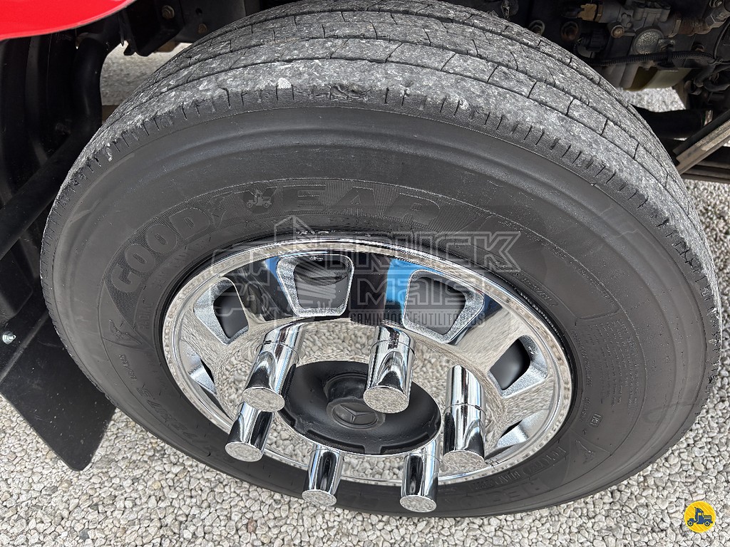 Caminhão MERCEDES BENZ MB 815 Baú Furgão ANO 2016 de Truck Mais Caminhões no Paraná