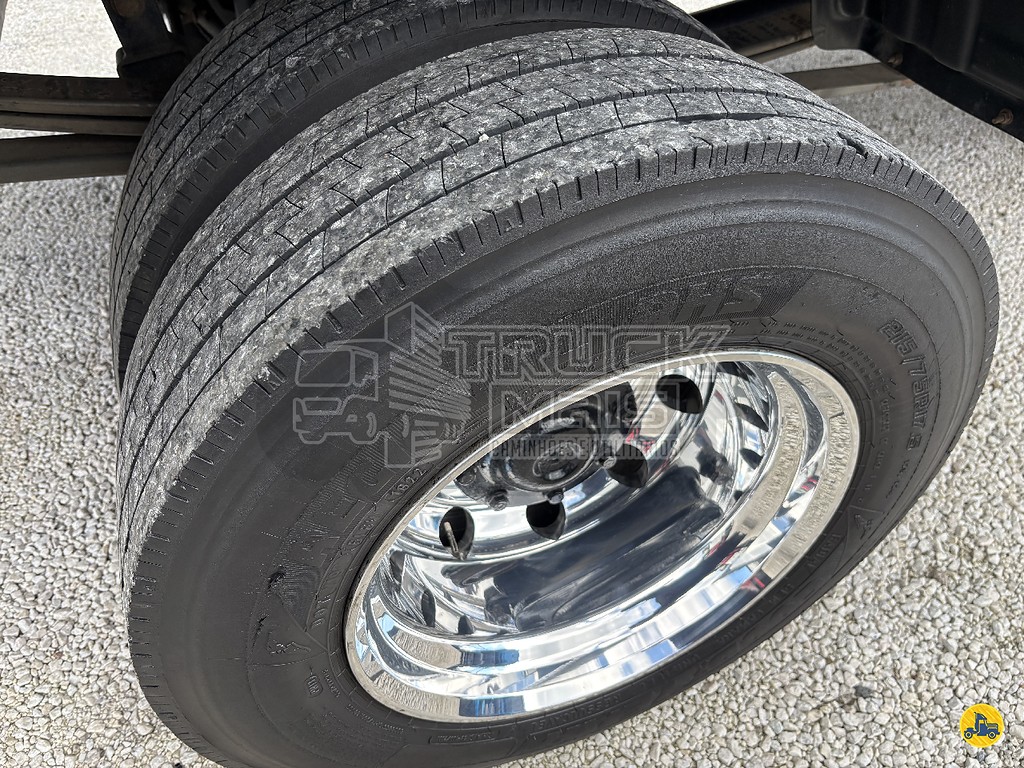 Caminhão MERCEDES BENZ MB 815 Baú Furgão ANO 2016 de Truck Mais Caminhões no Paraná