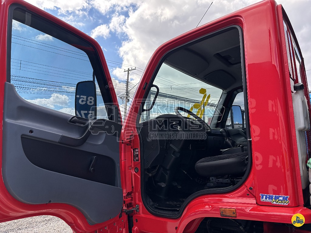 Caminhão MERCEDES BENZ MB 815 Baú Furgão ANO 2016 de Truck Mais Caminhões no Paraná