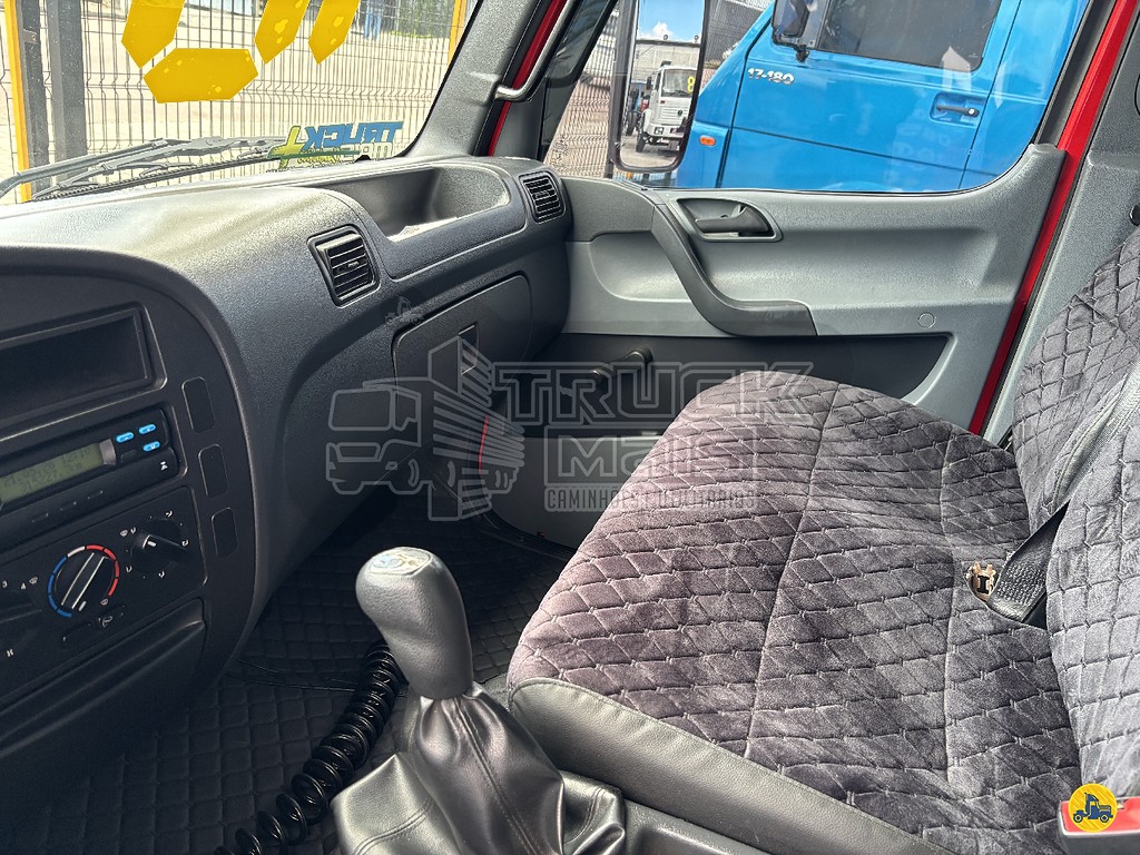 Caminhão MERCEDES BENZ MB 815 Baú Furgão ANO 2016 de Truck Mais Caminhões no Paraná