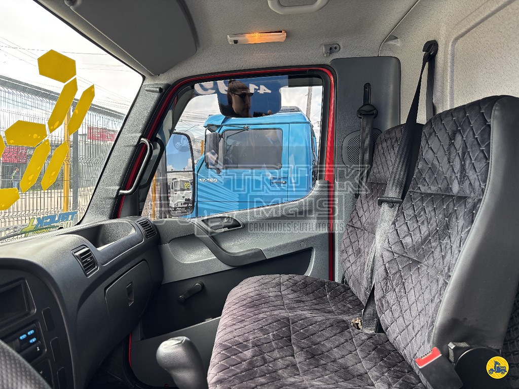 Caminhão MERCEDES BENZ MB 815 Baú Furgão ANO 2016 de Truck Mais Caminhões no Paraná