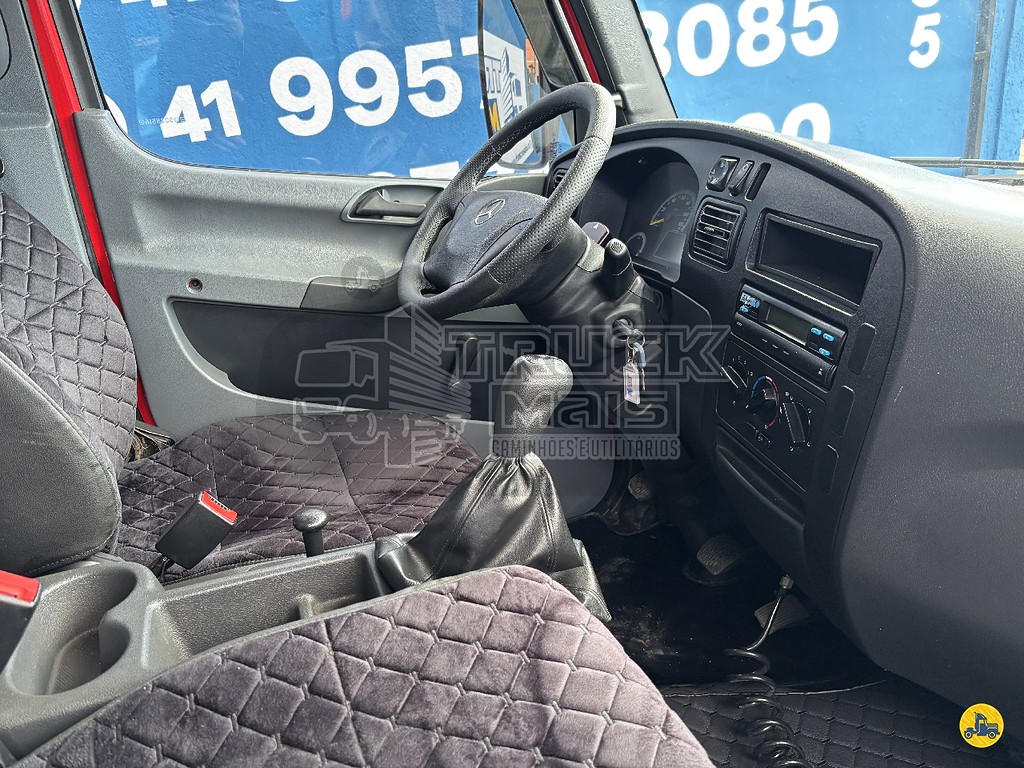 Caminhão MERCEDES BENZ MB 815 Baú Furgão ANO 2016 de Truck Mais Caminhões no Paraná