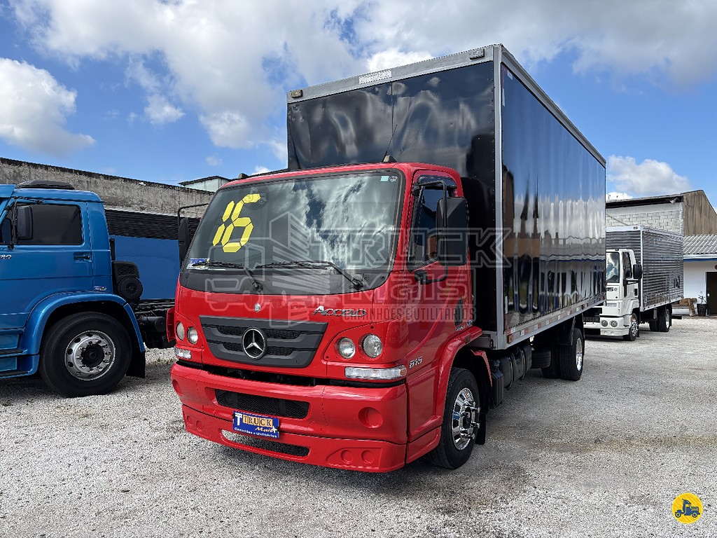 Caminhão MERCEDES BENZ MB 815 Baú Furgão ANO 2016 de Truck Mais Caminhões no Paraná