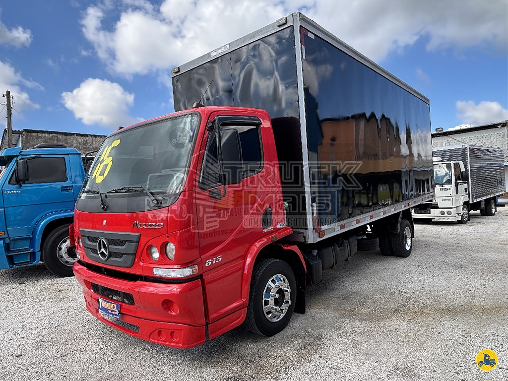 Caminhão MERCEDES BENZ MB 815 Baú Furgão ANO 2016 de Truck Mais Caminhões no Paraná