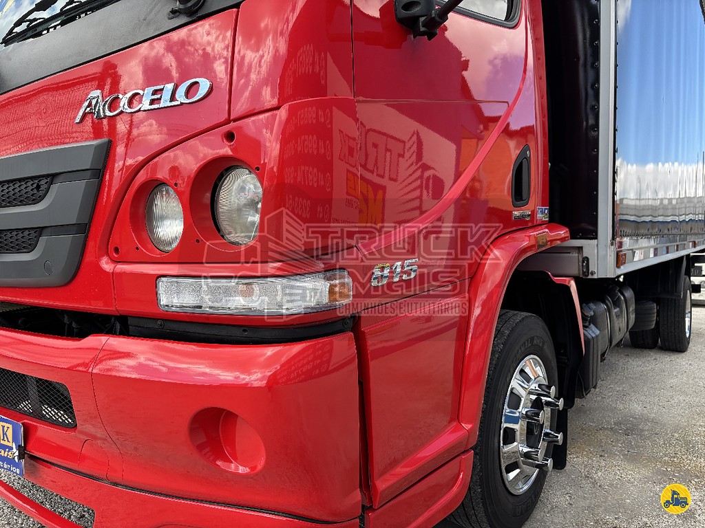 Caminhão MERCEDES BENZ MB 815 Baú Furgão ANO 2016 de Truck Mais Caminhões no Paraná