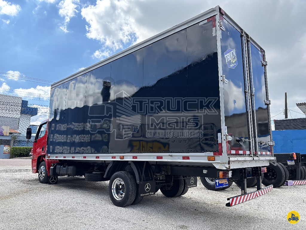Caminhão MERCEDES BENZ MB 815 Baú Furgão ANO 2016 de Truck Mais Caminhões no Paraná