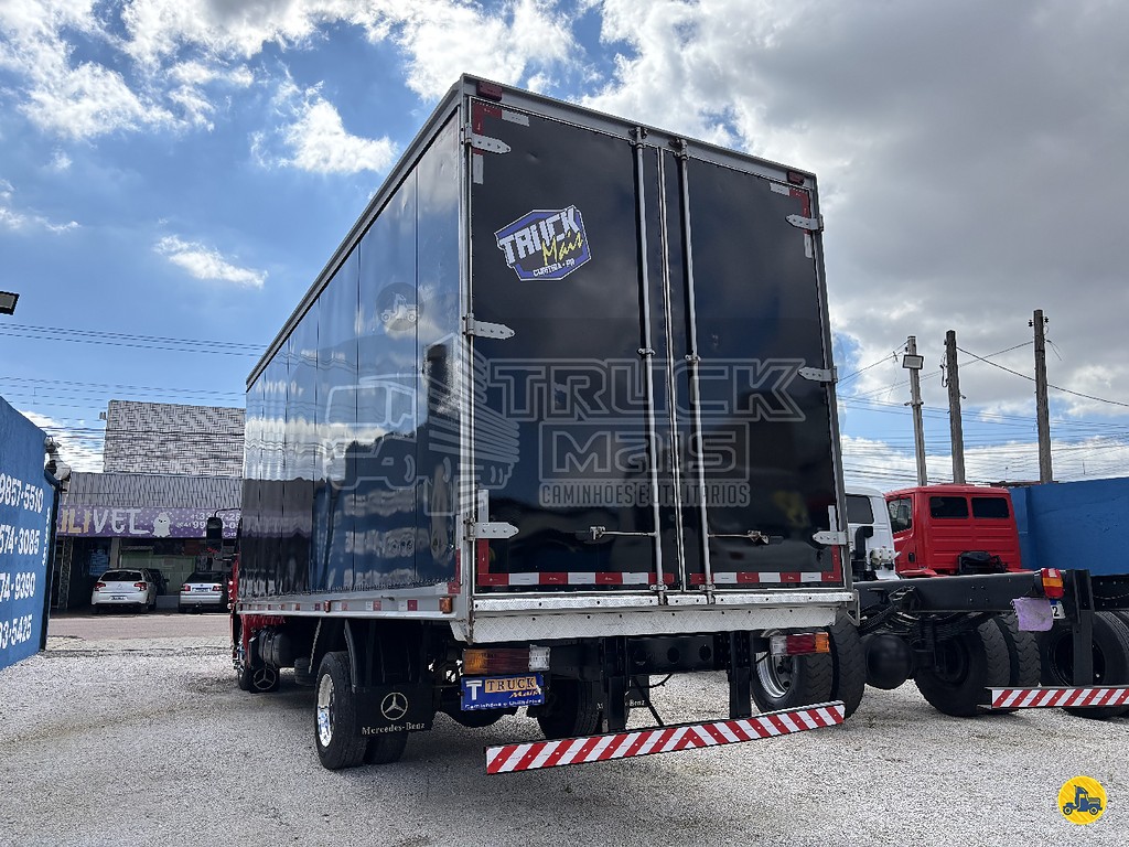 Caminhão MERCEDES BENZ MB 815 Baú Furgão ANO 2016 de Truck Mais Caminhões no Paraná