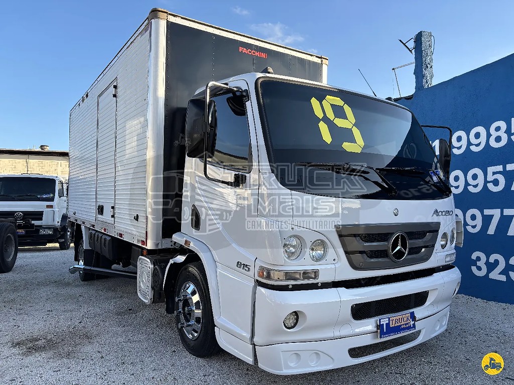 Caminhão MERCEDES BENZ MB 815 Baú Furgão ANO 2019 de Truck Mais Caminhões no Paraná