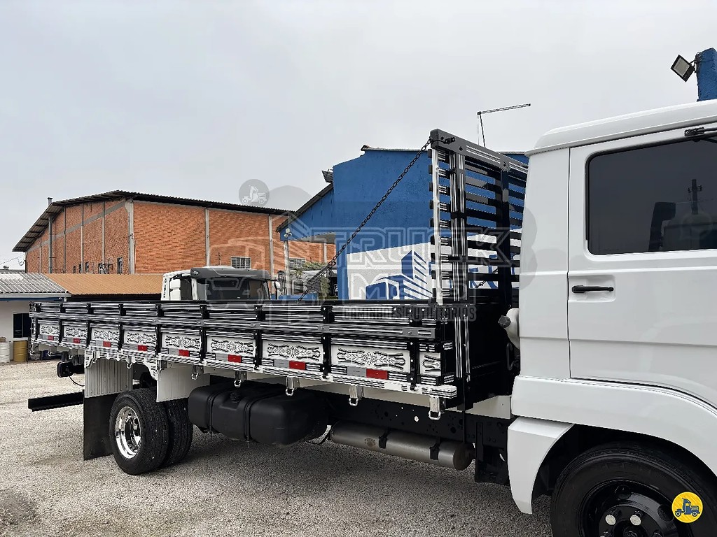 Caminhão VOLKSWAGEN VW 8150 Carroceria ANO 2012 de Truck Mais Caminhões no Paraná