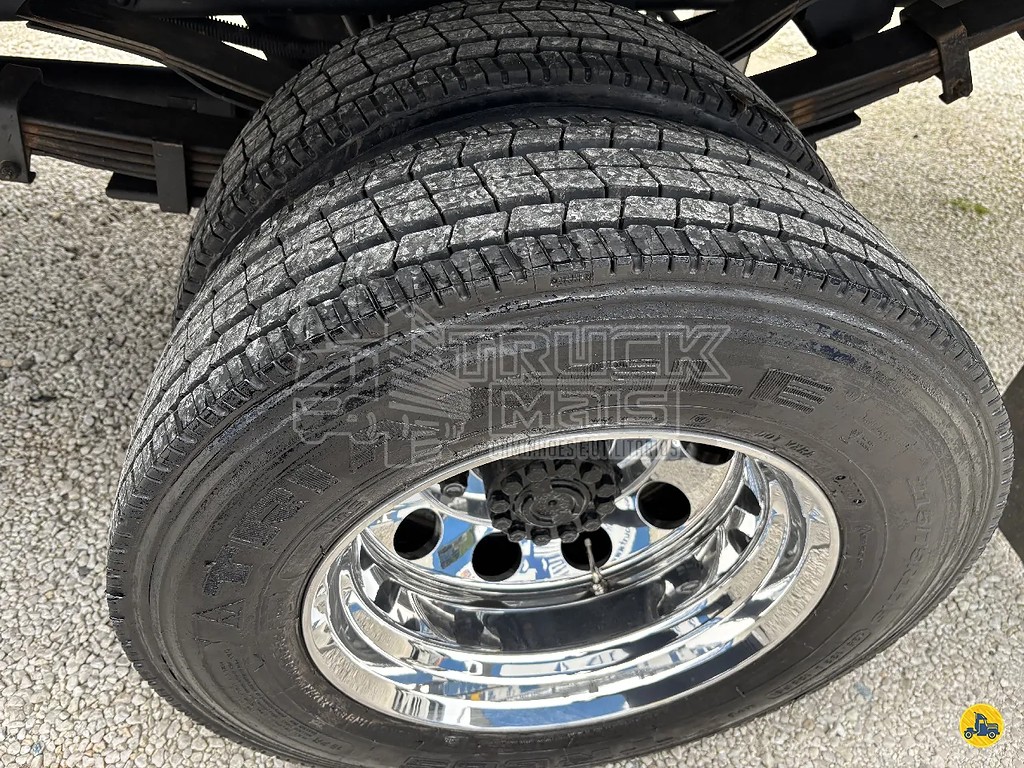 Caminhão VOLKSWAGEN VW 8150 Carroceria ANO 2012 de Truck Mais Caminhões no Paraná