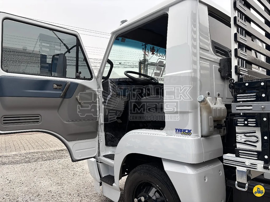 Caminhão VOLKSWAGEN VW 8150 Carroceria ANO 2012 de Truck Mais Caminhões no Paraná