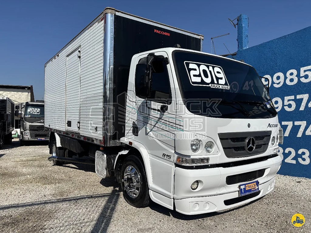 Caminhão MERCEDES BENZ MB 815 Baú Furgão ANO 2019 de Truck Mais Caminhões no Paraná