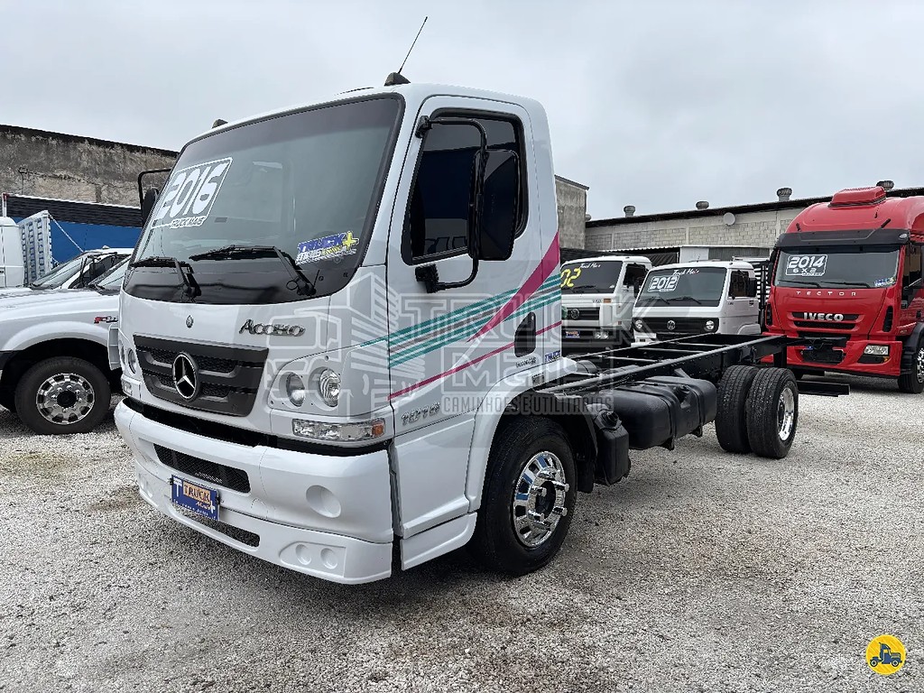 Caminhão MERCEDES BENZ MB 1016 Chassis ANO 2016 de Truck Mais Caminhões no Paraná