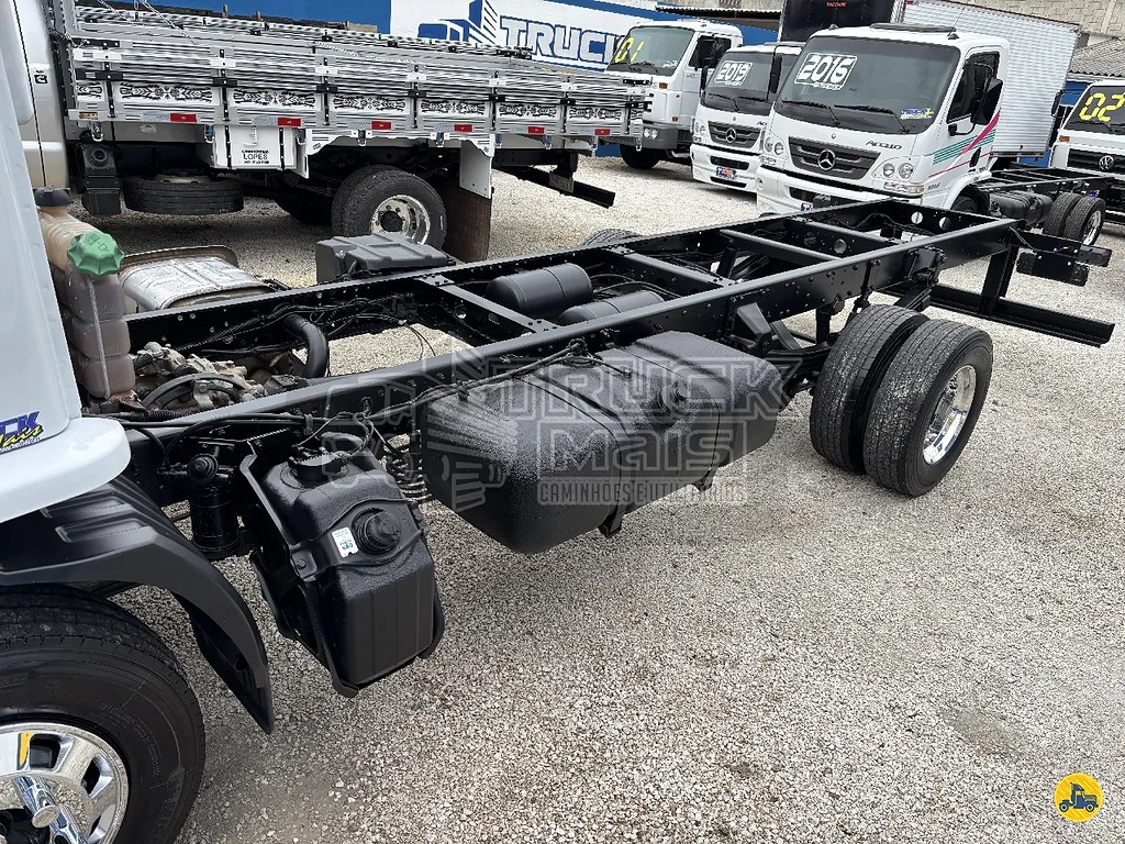 Caminhão MERCEDES BENZ MB 1016 Chassis ANO 2016 de Truck Mais Caminhões no Paraná