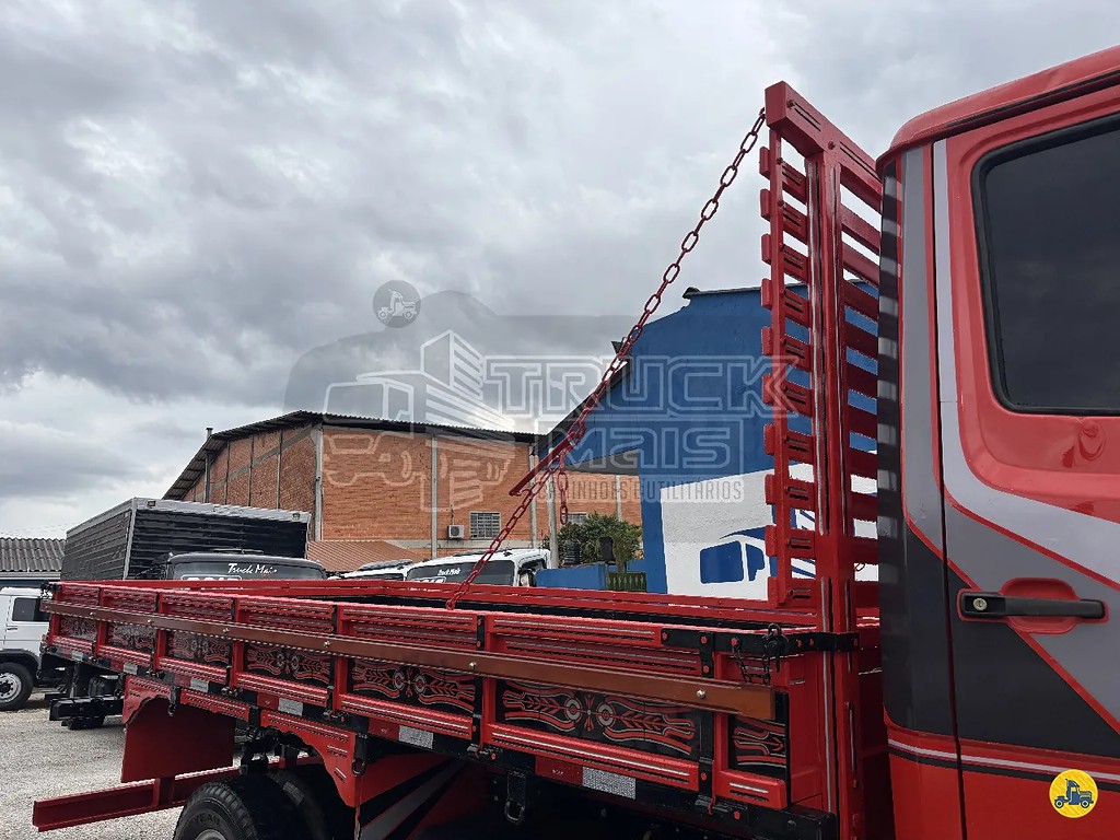 Caminhão MERCEDES BENZ MB 710 Carroceria ANO 2000 de Truck Mais Caminhões no Paraná