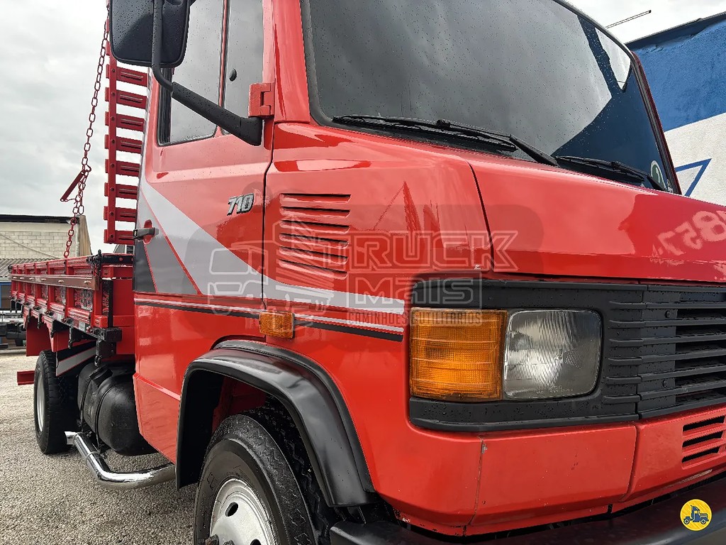 Caminhão MERCEDES BENZ MB 710 Carroceria ANO 2000 de Truck Mais Caminhões no Paraná