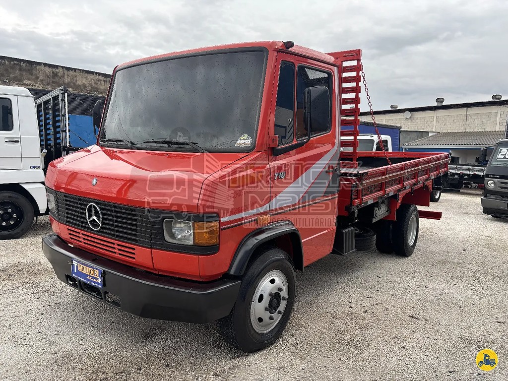 Caminhão MERCEDES BENZ MB 710 Carroceria ANO 2000 de Truck Mais Caminhões no Paraná