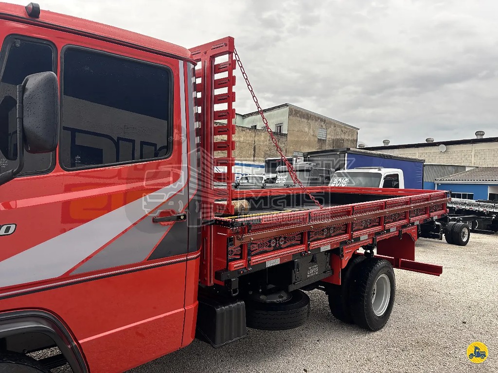 Caminhão MERCEDES BENZ MB 710 Carroceria ANO 2000 de Truck Mais Caminhões no Paraná