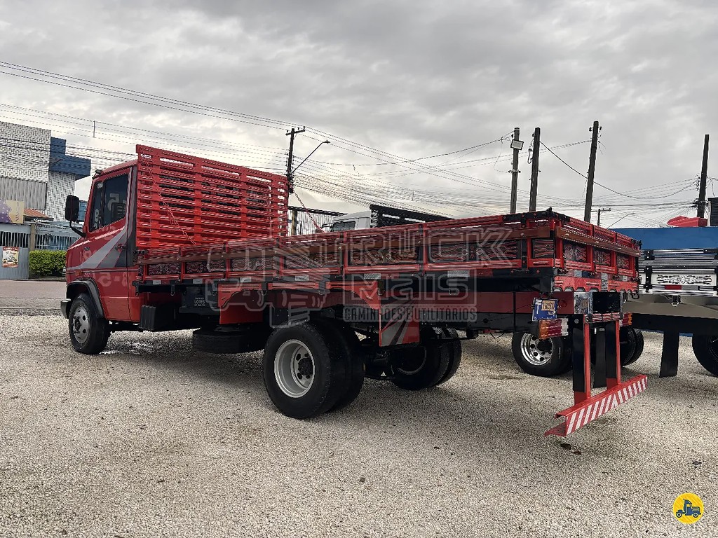 Caminhão MERCEDES BENZ MB 710 Carroceria ANO 2000 de Truck Mais Caminhões no Paraná