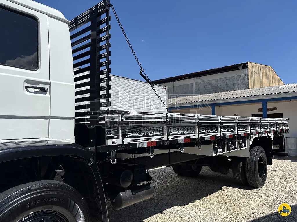 Caminhão VOLKSWAGEN VW 13150 Carroceria ANO 2002 de Truck Mais Caminhões no Paraná