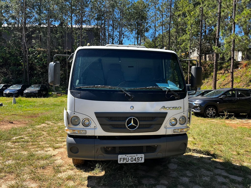 Caminhão MERCEDES BENZ MB 1016 Plataforma Guincho ANO 2019 de Automec Veículos em São Paulo