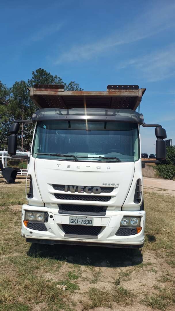Caminhão IVECO TECTOR 240E28 Cegonha ANO 2016 de Automec Veículos em São Paulo